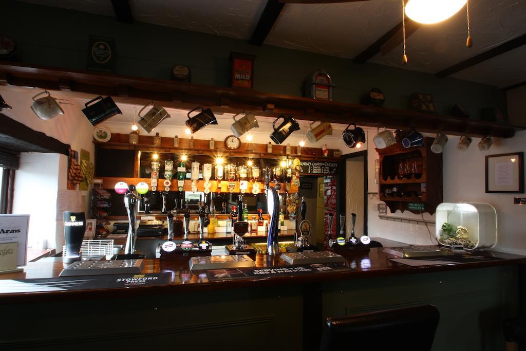 לינה וארוחת בוקר Llanarthney Emlyn Arms מראה חיצוני תמונה