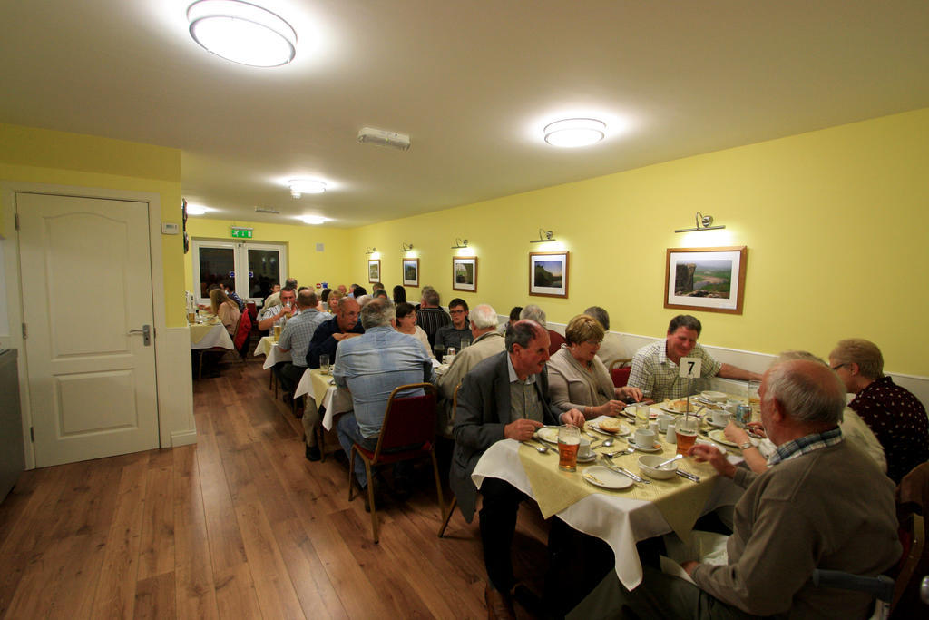 לינה וארוחת בוקר Llanarthney Emlyn Arms מראה חיצוני תמונה